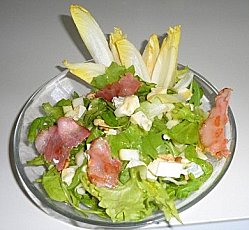 Salade d'épinards au fromage, poire et bacon
